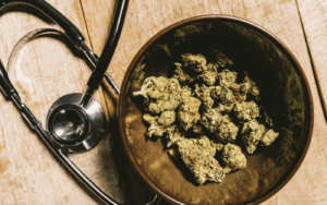 Stethoskop und Cannabis-Blüten